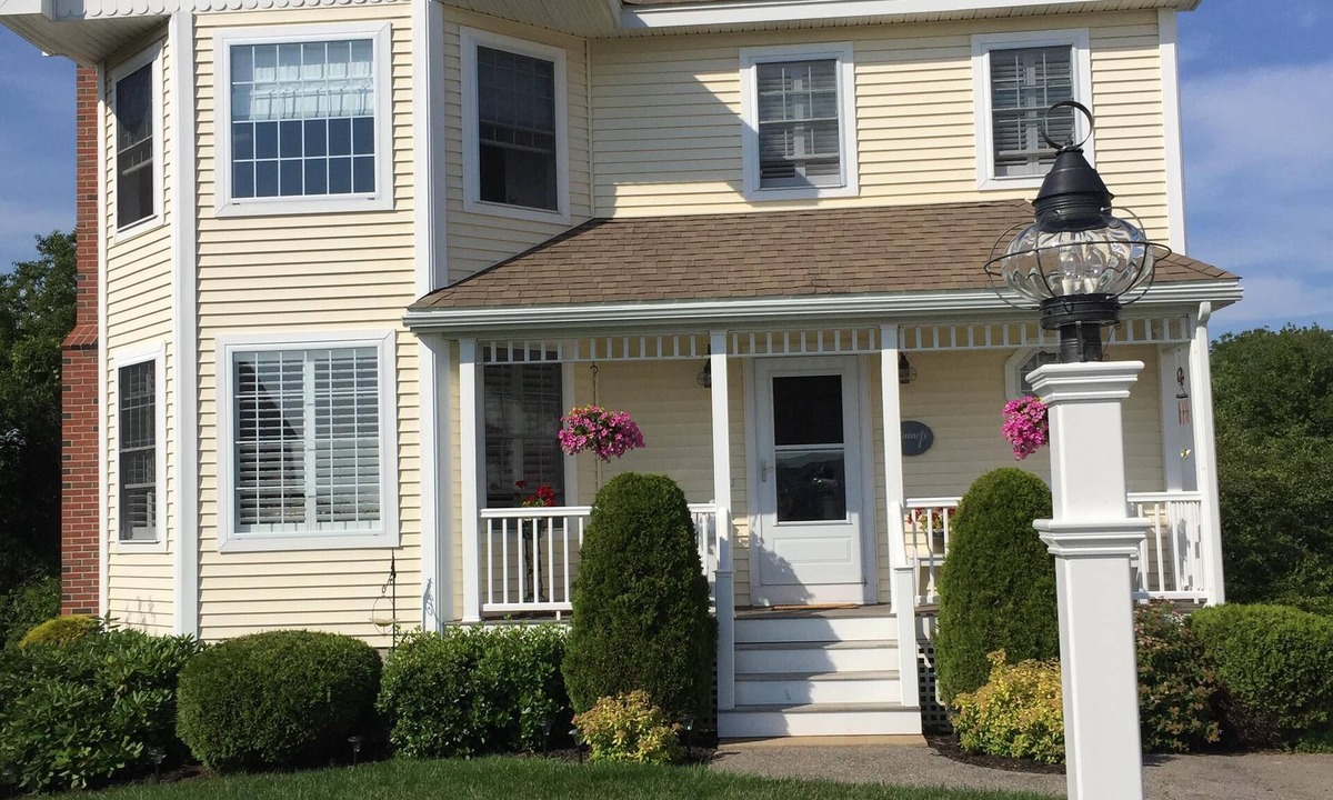 York Beach House | Minute walk from Long Sands Beach