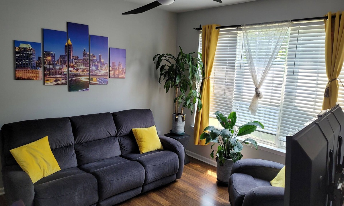 Northeast Raleigh House | minutes from downtown 3br stylishhome-free parking