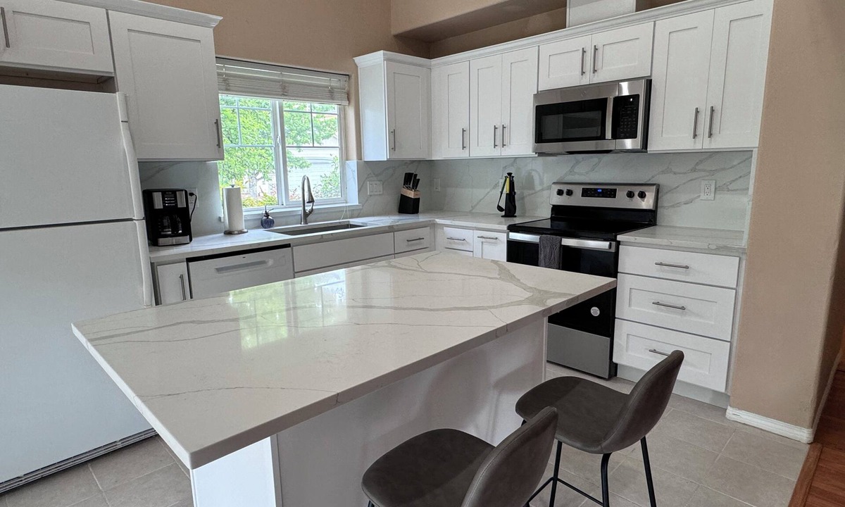 Hillsboro House | Minutes from Intel, Location!
