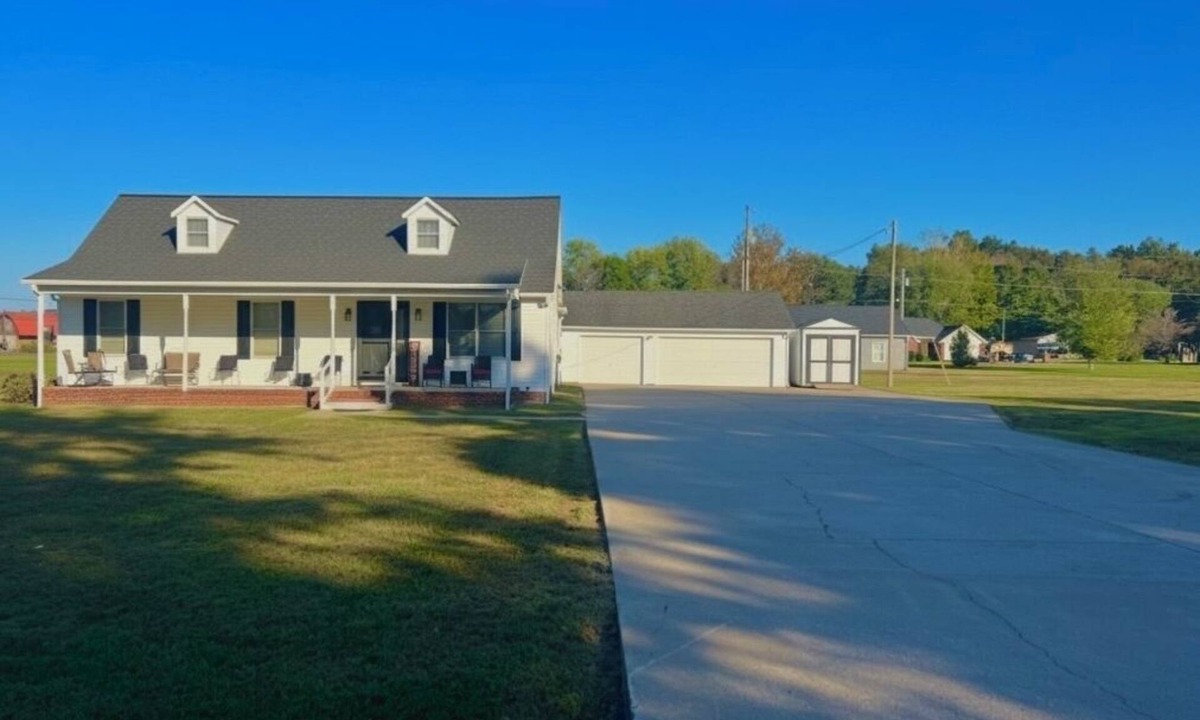 Benton House | Minutes from KY Lake & close to town! Updated, clean, comfy, huge driveway!