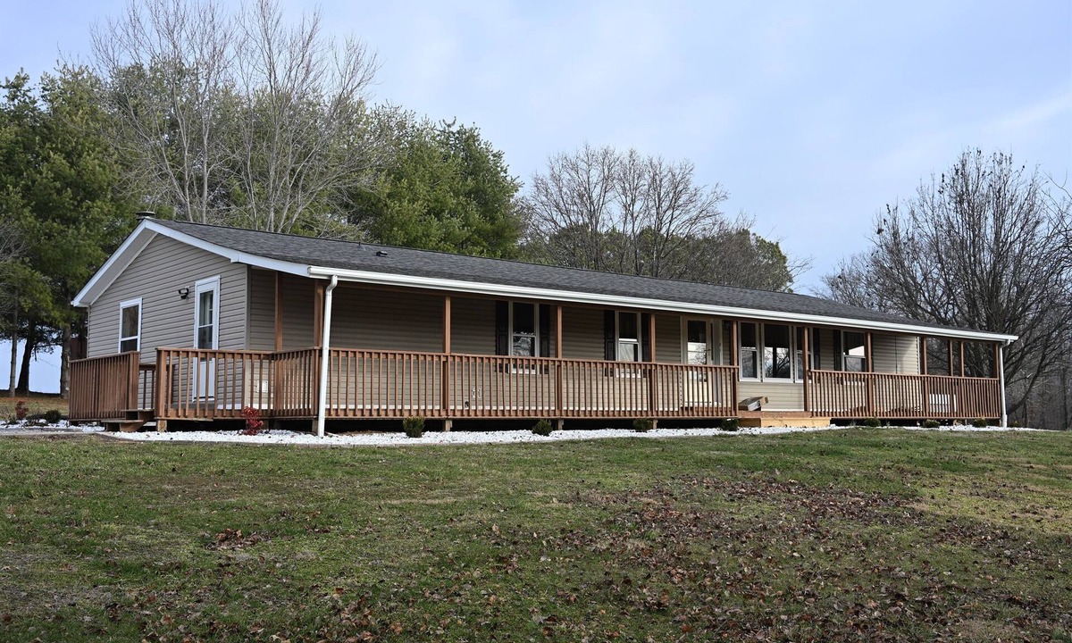 Murphysboro Cabin | Minutes from Lake |Fire Pit | Like-New 3BR Retreat