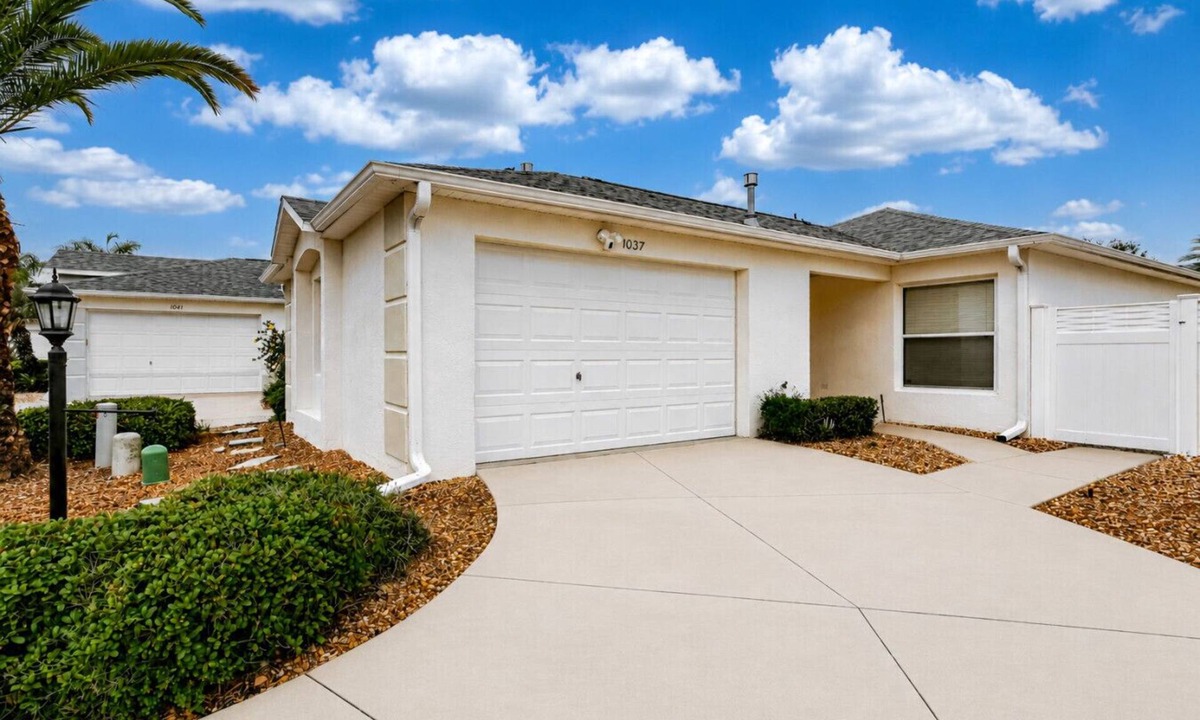 Virginia Trace Villa | Minutes from Lake Sumter Landing Fenced Villa