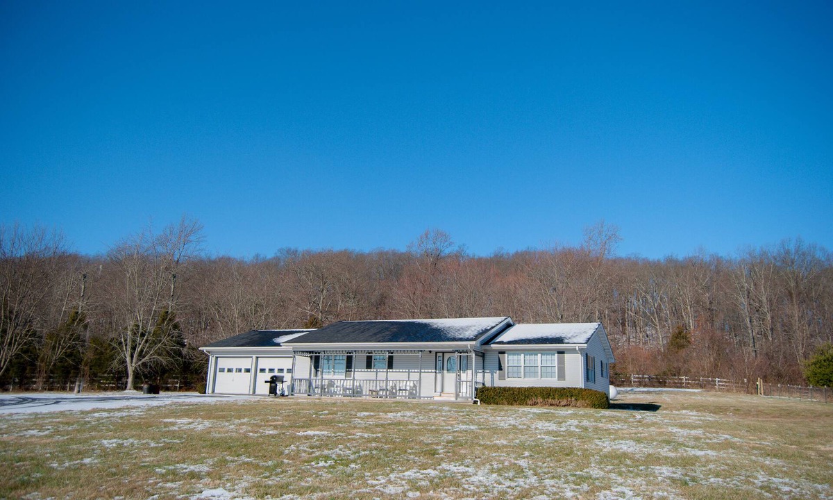 Cobden House | Minutes from WineTrail, Giant City, Shawnee Forest - Daily Deer Viewing - Rural