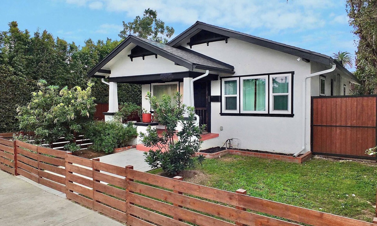 Eastside House | Minutes to Beach, Fire Pit, Love Pets, Huge Yard