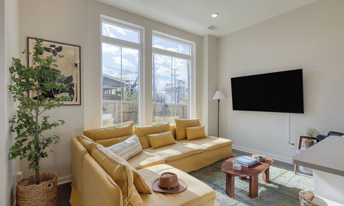 McFerrin Park House | Minutes to Broadway | Chic Newly Built 4BDR w/Balcony | 98 Degrees by AvantStay