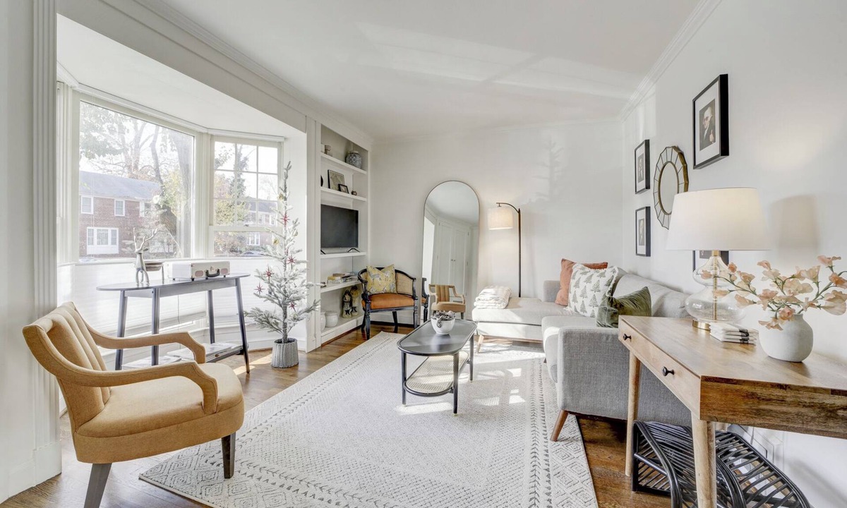 Arlington House | Minutes to DC! Stylish Home with King Bed, Secure Parking & Fire pit!
