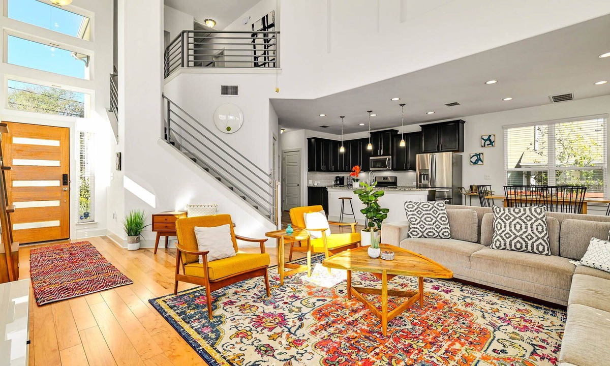 Montopolis House | Minutes to Downtown + Rainey St, Private Yard - Maxwell Manor - GuestSpaces