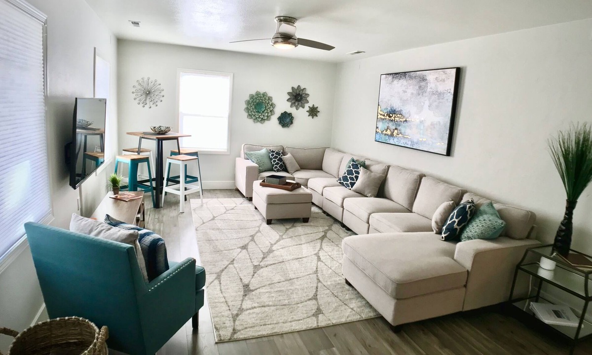 Depot Bench House | Minutes to Downtown! Spacious, quiet and CLEAN!