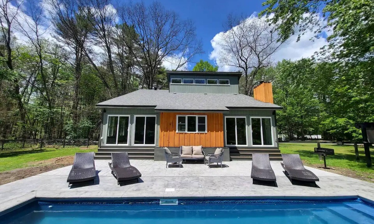 Queensbury House | Minutes to Lake & Track: Private Pool + Arcade