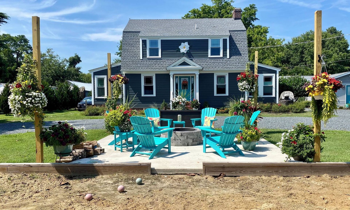 Cape Charles House | Minutes to the BEACH! Boat friendly, fire pit, bocci & large yard for famly fun!