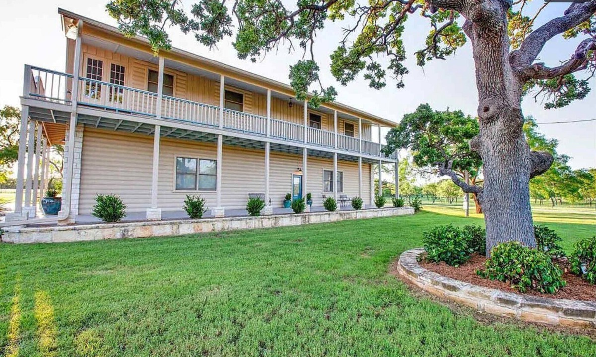 Fredericksburg House | Minutes to Wineries, King Beds, Game Room, Kitchen