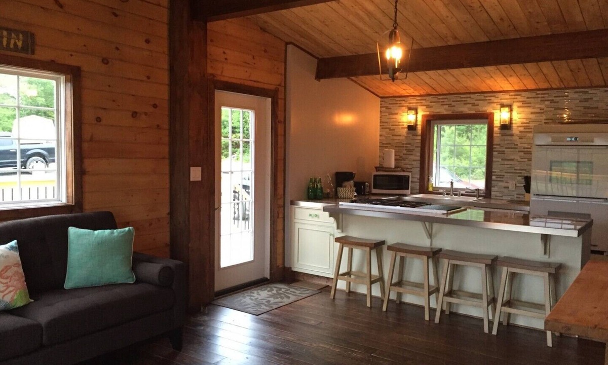Salmon River Road House | Mirabradan Waterfront Retreat