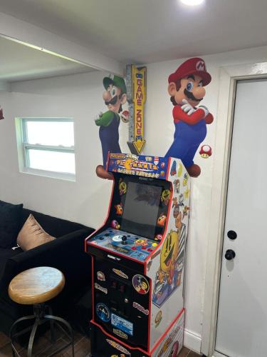 Miramar House | Miramar Retreat Arcade Game Room King Bed 25 Min to Hollywood Beach