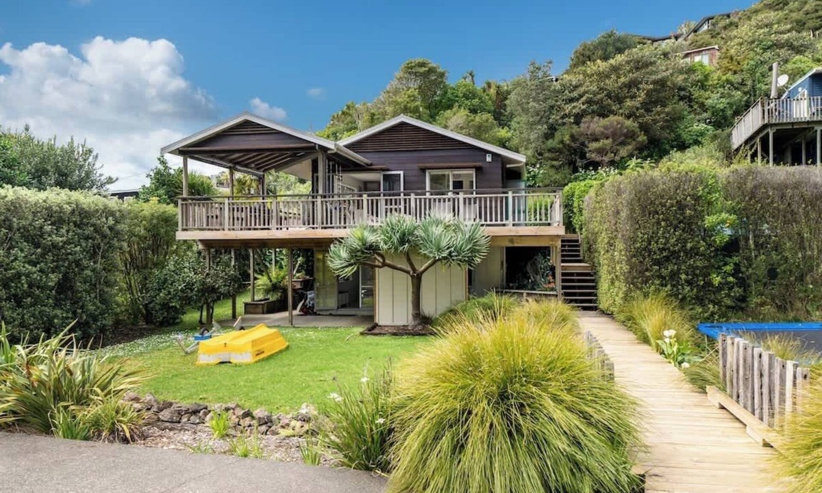 Palm Beach Apartment | Miro Magic - Steps to Palm Beach