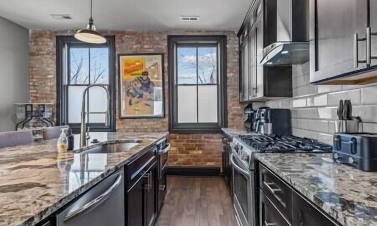 Compton Heights Apartment | Missouri · Homey Historic Elegance