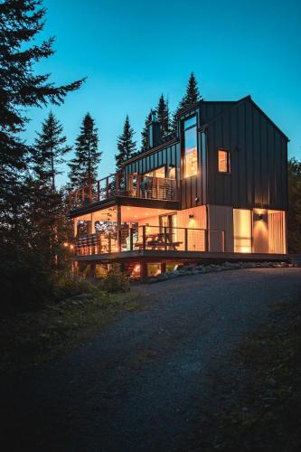 Lac Beauport Ski Chalet | Mist - Modern Micro Chalet Near Quebec City