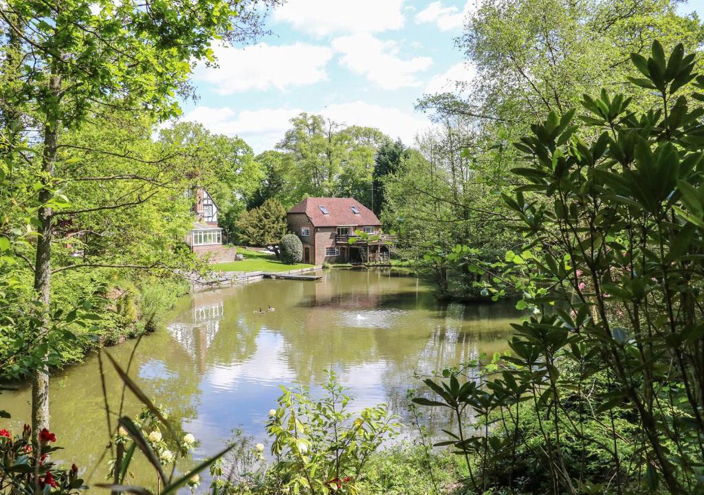 Crawley Down Apartment | Miswells Cottages - Lake View