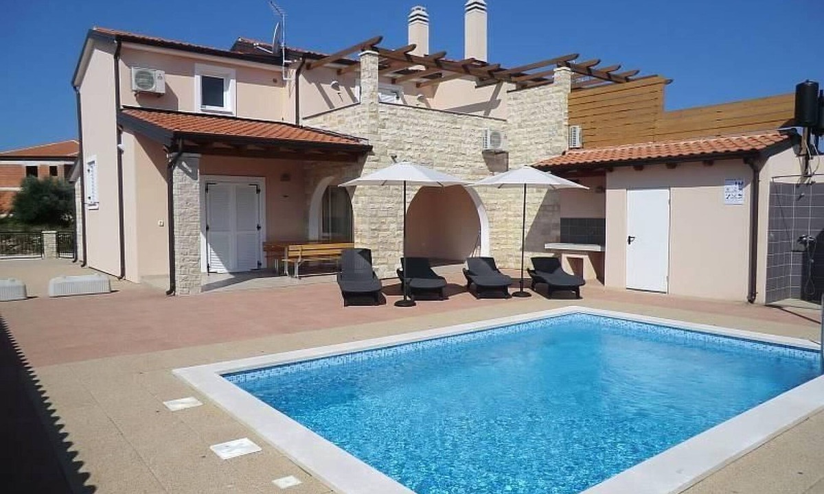Kastel House | mit Pool, Terrasse und Parkplatz by Interhome