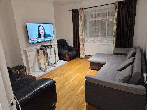 Wandle Valley Apartment | Mitcham Junction - 2 Bed Apartment - Sleeps 6