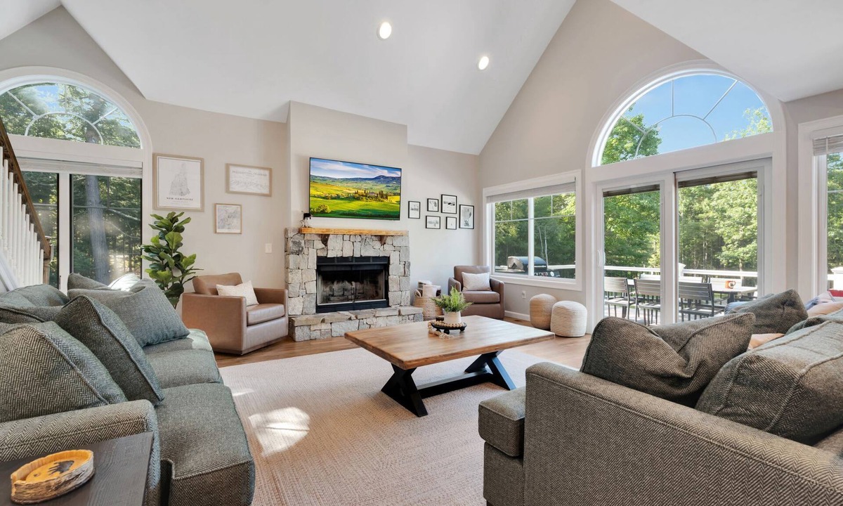 Conway House | Mitten Pines Cabin | Hot Tub | Fire Pit | Pets OK