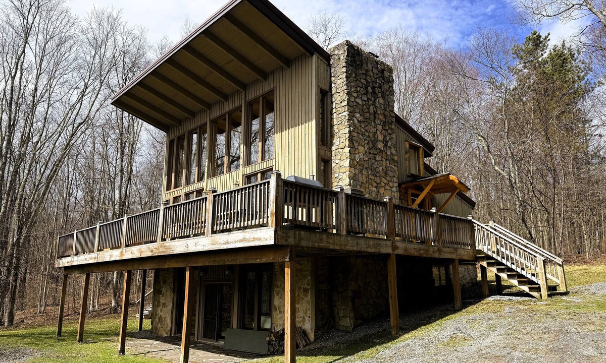 Davis House | ML06-New owner/Updates! Trail to Lake! Views! hot tub! A/C!