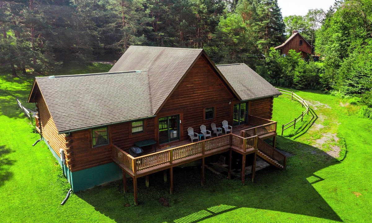 Davis House | ML30 - Cozy Log Home! Hot tub! Pets OK! Fire pit!