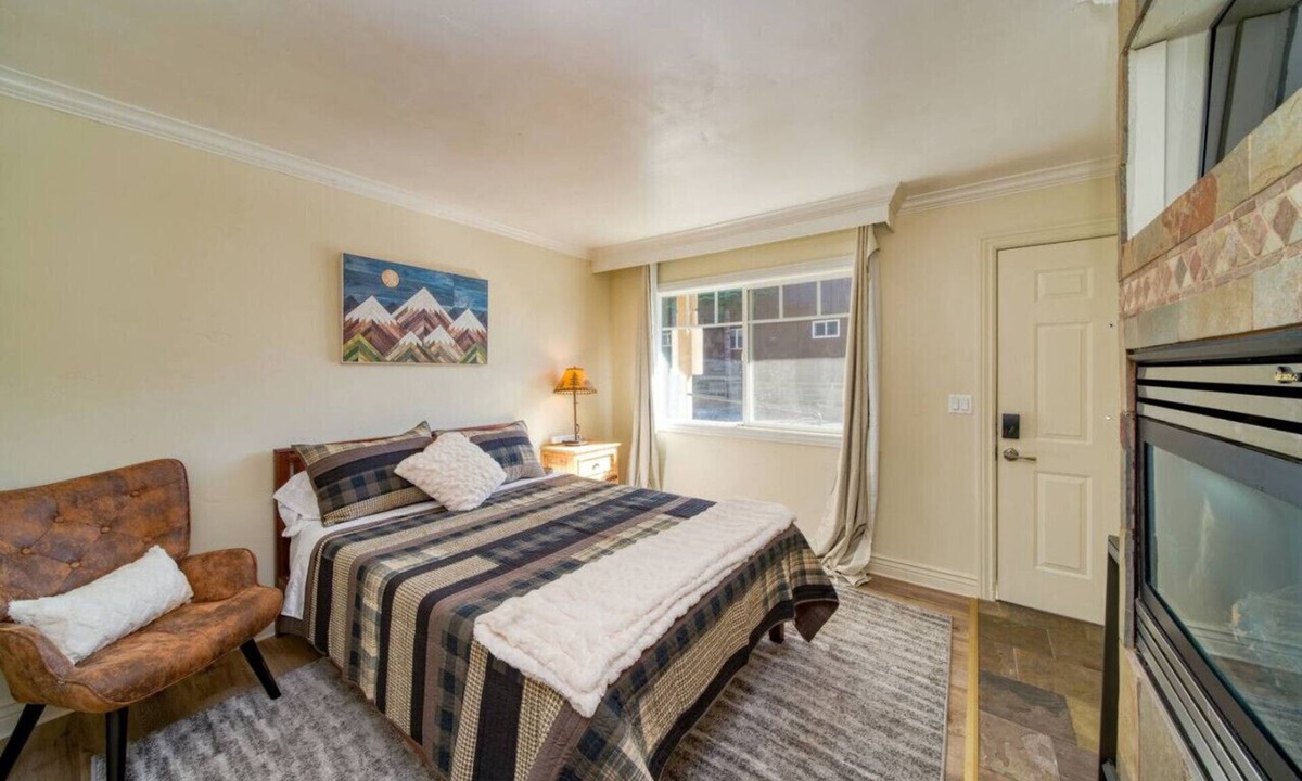 Lakeside Park Bed & Breakfast | MML Queen ADA (Multi- Listings)