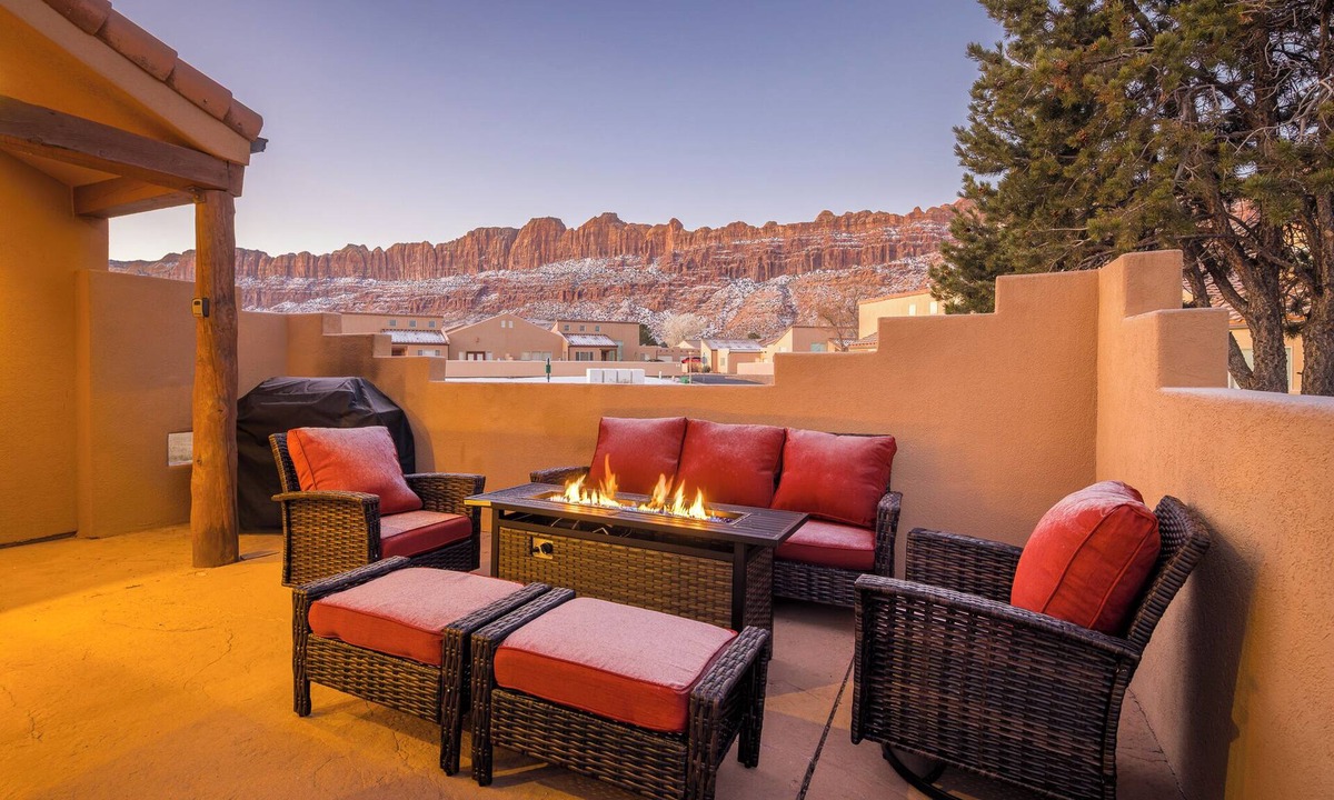 Moab South Valley House | Moab Basecamp! 10 min to Arches | Pool & Hot tub