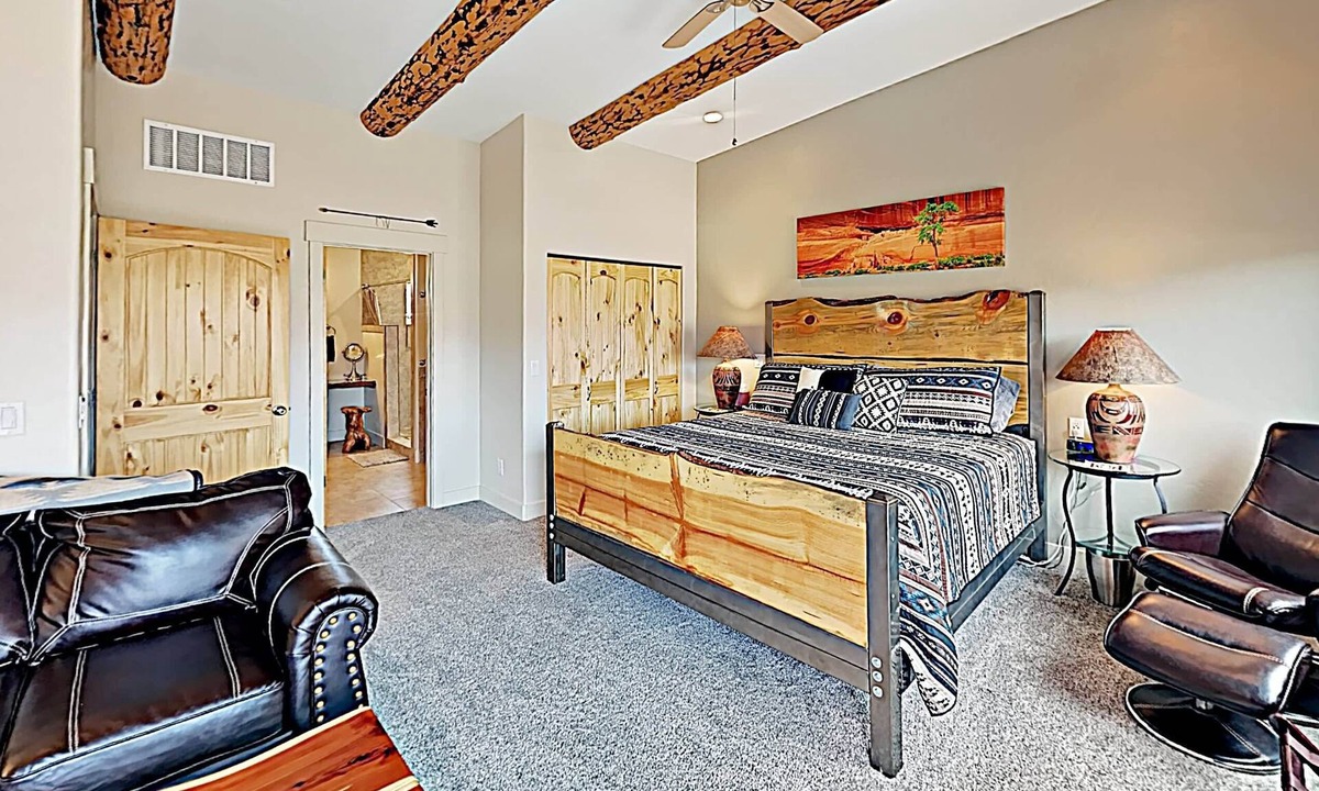 Moab South Valley Condo | Moab Village Luxury Retreat Gorgeous views, PVT Hot Tub, 3 STE, 3.5 BTH, 1.5 KT