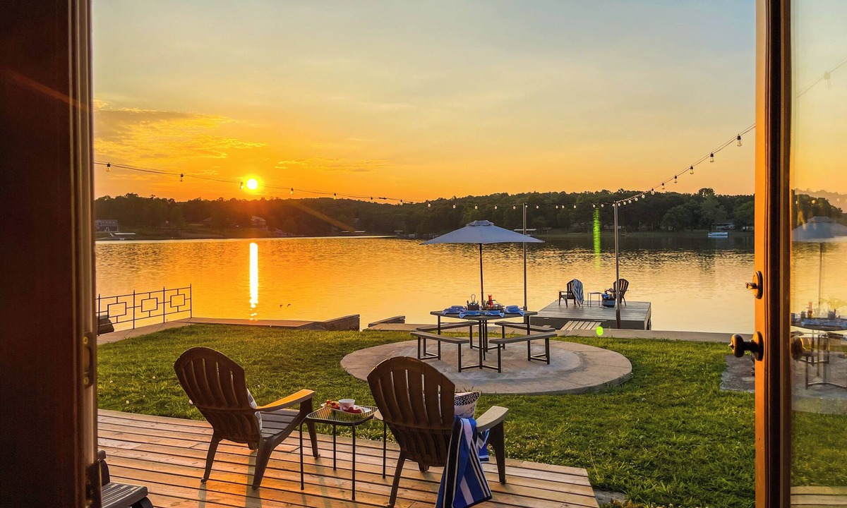 Horseshoe Bend House | Moat House on Crown Lake