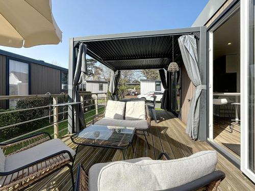 Jullouville House | Mobil-home Grand Confort à Jullouville - Plage, Piscine Chauffée, Fitness et Parking - FR-1-361A-66