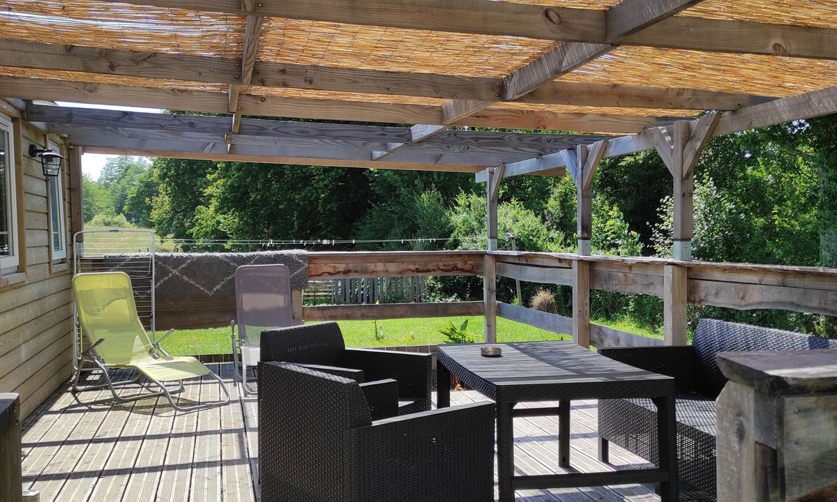 Bussiere-Poitevine House | Mobile home facing a pond