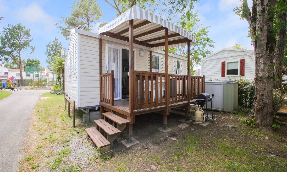 Saint-Jean-de-Monts Ski Chalet | Mobile Home in Saint-Jean near Beach & Pool