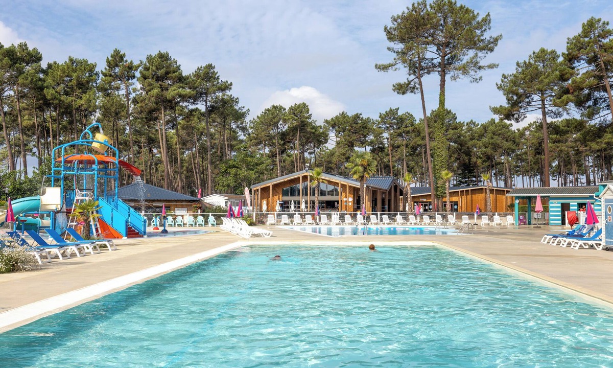 Saint-Julien-en-Born Apartment | Mobile Home Elisa et Christophe with Shared Pool, Terrace & AC