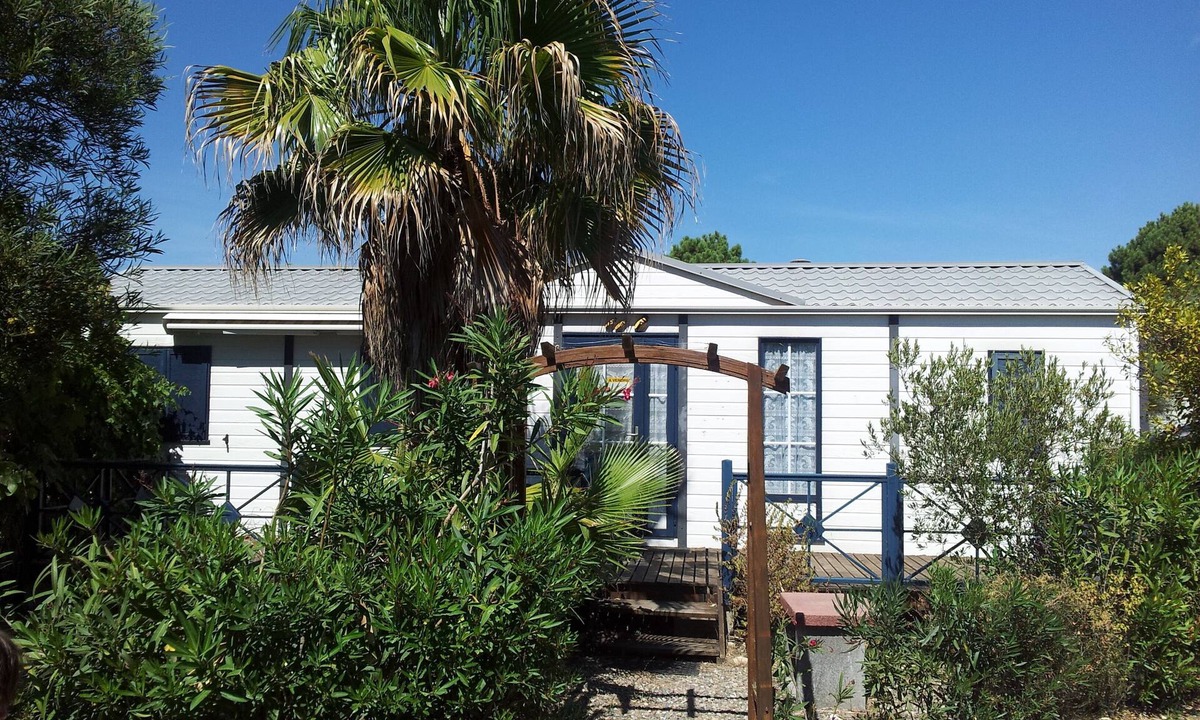 Les Cabanes de Fleury House | Mobile home (2 bedrooms) in Les Mûriers with a spacious terrace
