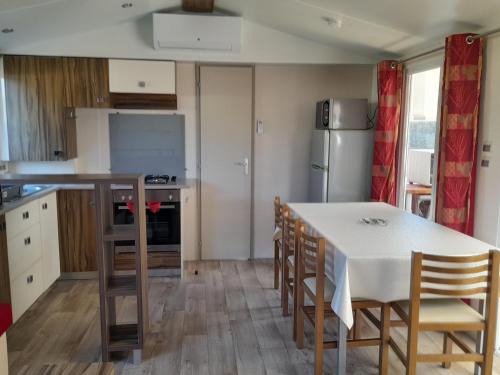 Les Mathes House | Mobile home camping les Charmettes 4 étoiles les MATHES en Charente Maritime prés du ZOO de la Palmyre 8 personnes tout confort 3 chambres 2 salles de bains 2 WC lave linge lave vaisselle climatisation bien situé