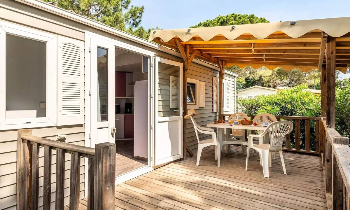 Trogues House | Mobile Home | Classic | 2 Bedrooms | 4 Guests | Raised Deck