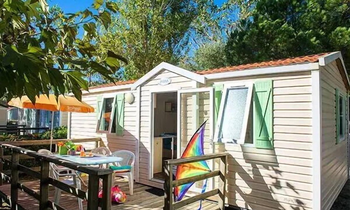 Pommeuse House | Mobile Home | Classic | 2 Bedrooms | 4 Guests | Raised, Uncovered Deck | A/C