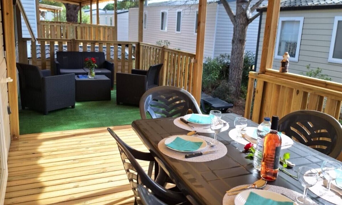 La Cote Radieuse RV Rental | Mobile Home 'Mobil-home Camping Mar Estang' with Lake View, Shared Pool & Air Conditioning