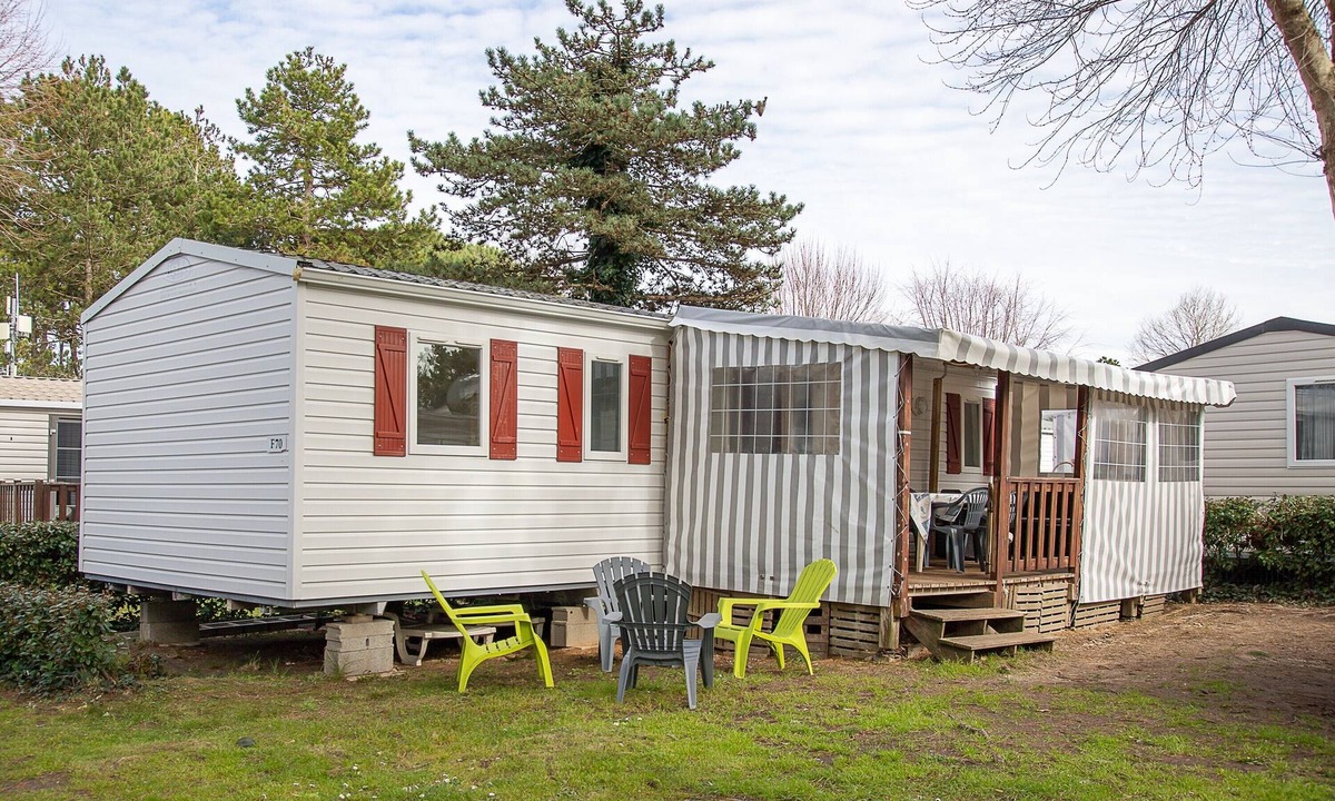 Saint-Jean-de-Monts RV Rental | Mobile Home 'Mobilhome Tout Équipé Bois Masson' with Shared Pool and Shared Terrace