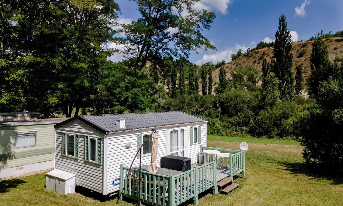 Saint-Pompont House | Mobile Home 'Le Cocon' with Shared Pool, Private Terrace and Wi-Fi