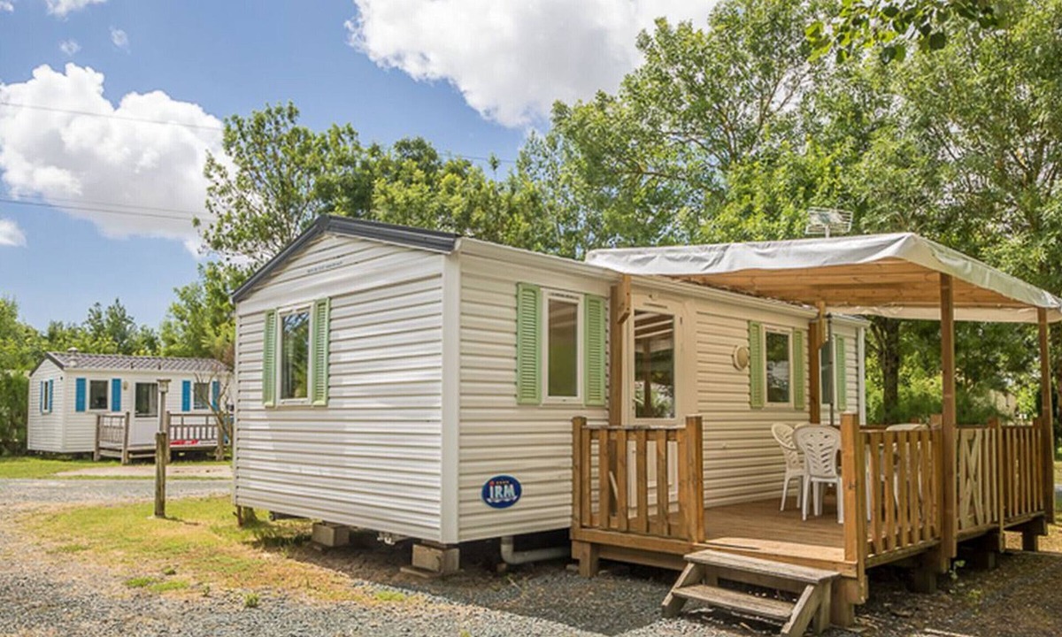 Puyravault House | Mobile home with terrace in Puyravault