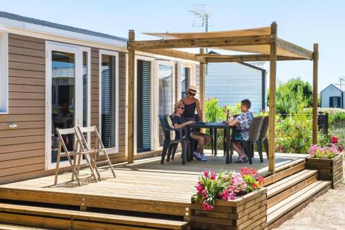 Les Cabanes de Fleury House | Mobile home with terrace at Domaine Les Mûriers, Vendres-Plage