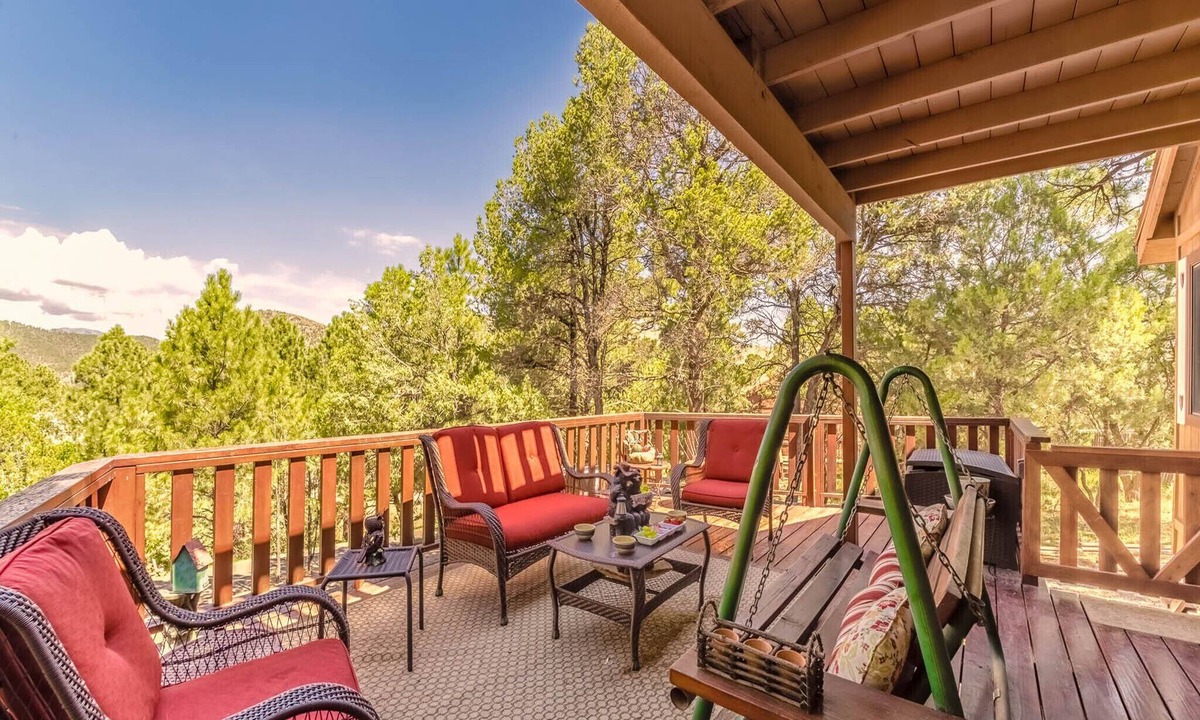 Ruidoso Downs Cabin | Mockingbird Cabin | Pet Friendly, Gas Fireplace