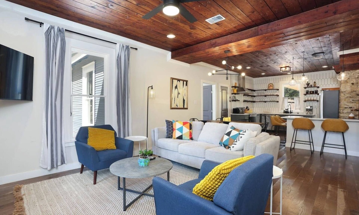 Near East Side House | Mod historic home, 3MIN to Downtown SA w/King Bed