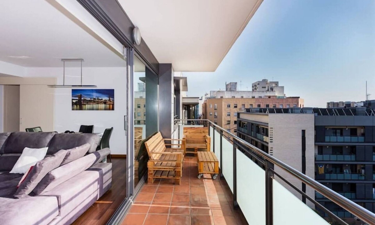 L'Hospitalet de Llobregat Apartment | Modern and very comfortable apartment with all amenities. Nearby the Europa Fira Barcelona at 15 min by metro/bus from Barcelona center (Plaza Cataluña) and 15 minutes from the airport by car. Ideal for families and couples.