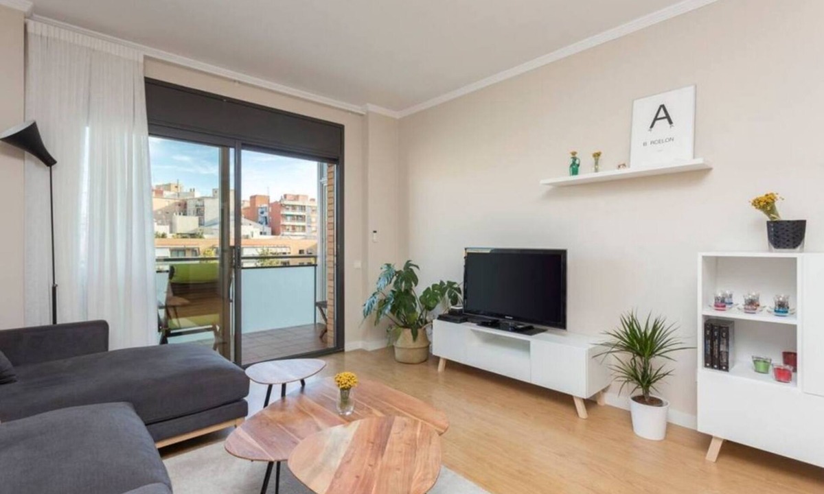 L'Hospitalet de Llobregat Apartment | Modern apartment with all amenities. Close to the Fira de Barcelona, 15 min by metro/bus from Plaza Cataluña and 15 min by car from the airport. Residential and quiet building located in a family area with a large park in front of the building.