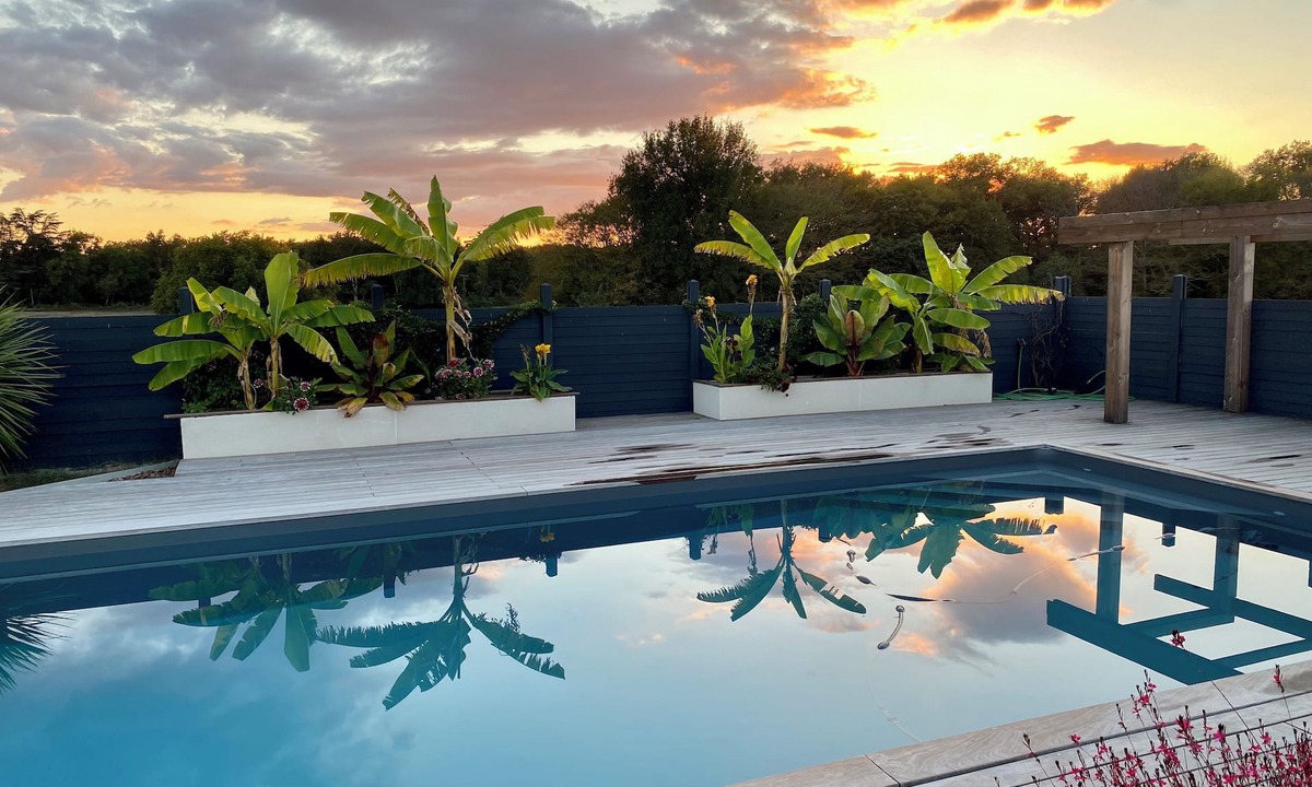 Saint-Caprais-de-Bordeaux Villa | Modern haven of peace with panoramic views