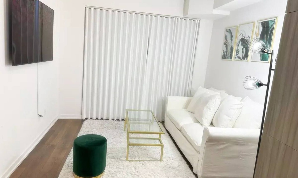 Parkway Forest Condo | Modern 1+1 Condo Suite in Toronto + Free Parking!