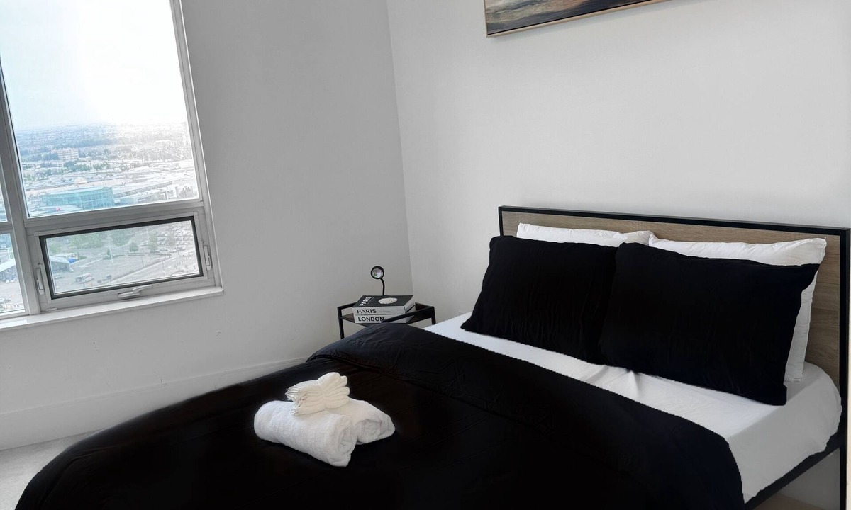 Downtown Mississauga Condo | Modern 1-Bed Condo Near Square One, Pearson & Downtown Toronto – Free Parking